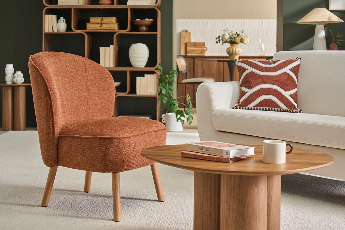 Fauteuil scandinave AMANITA en tissu effet velours terre br�l�e, avec cadre en bois clair, vu de face.
