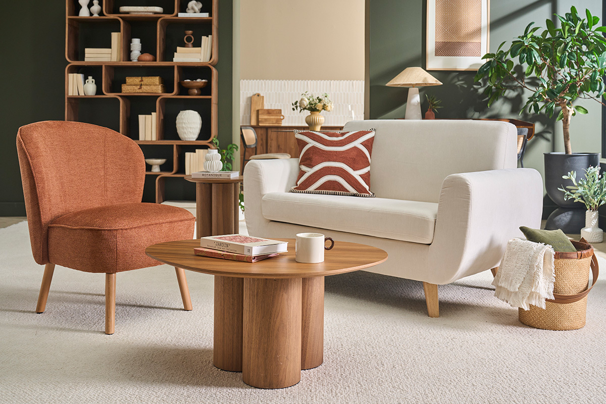 Fauteuil scandinave AMANITA en tissu velours terre br�l�e, avec table basse en bois, vue d'ensemble