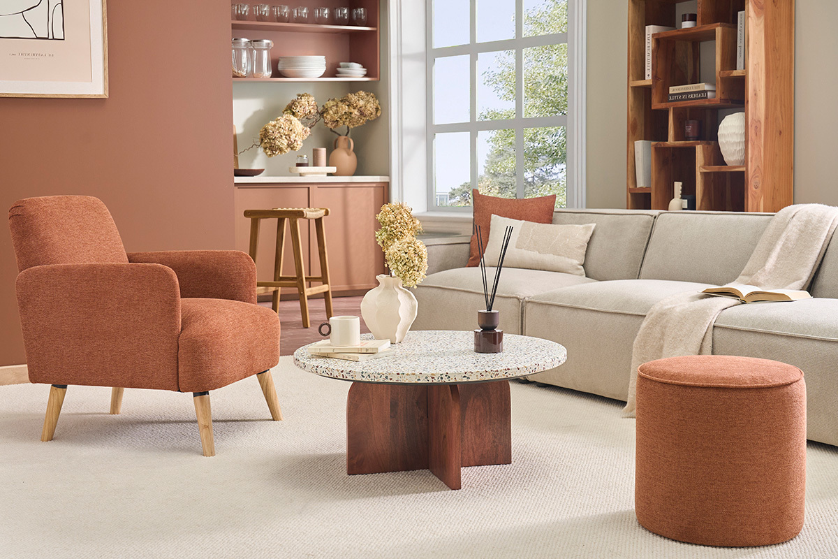 Fauteuil scandinave en tissu terre br�l�e et bois clair dans un salon.