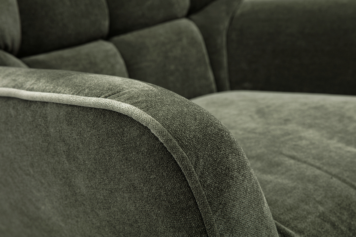 Fauteuil scandinave en tissu velours vert kaki, vue rapproch�e de l'accoudoir et du rembourrage.