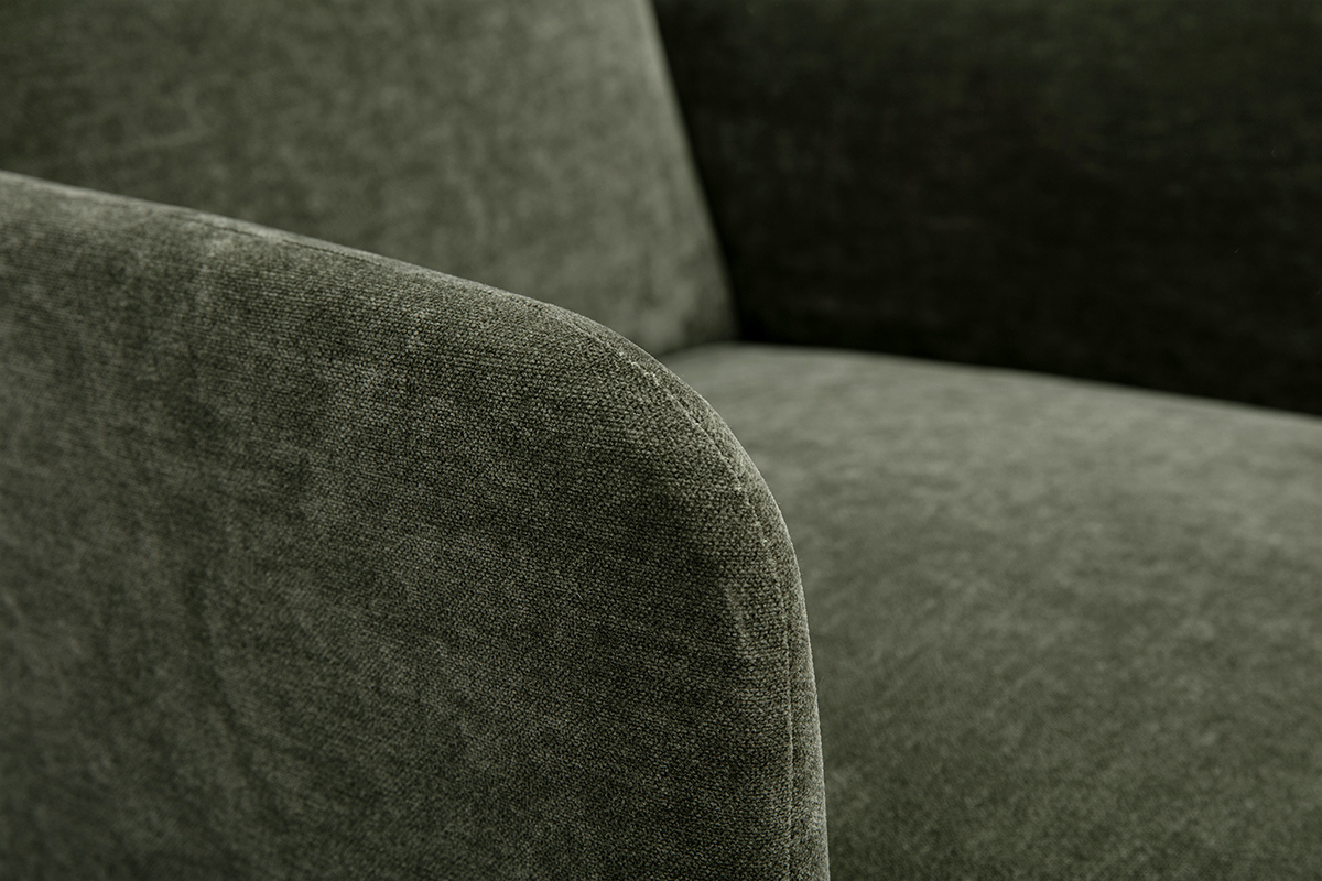 Gros plan sur le tissu effet velours vert kaki du fauteuil scandinave ISKO.