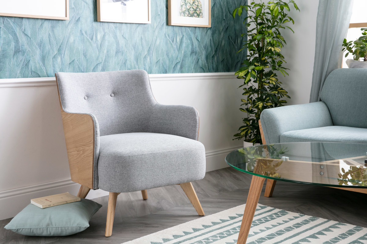 Fauteuil scandinave en tissu gris perle et bois clair VALMY
