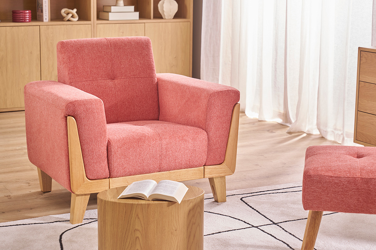 Fauteuil scandinave en tissu terracotta et bois clair, vue de face, avec table basse devant.