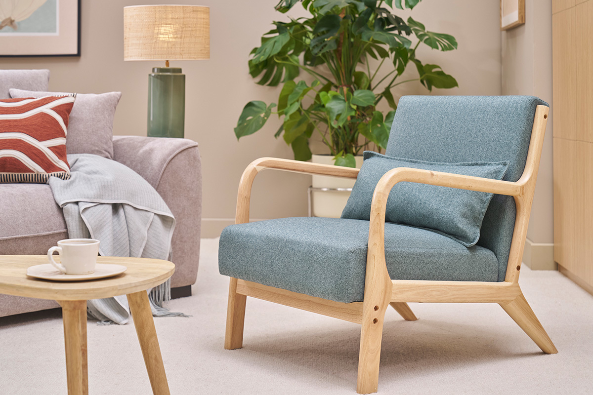 Fauteuil scandinave vert de gris en bois clair DERRY dans un salon moderne.