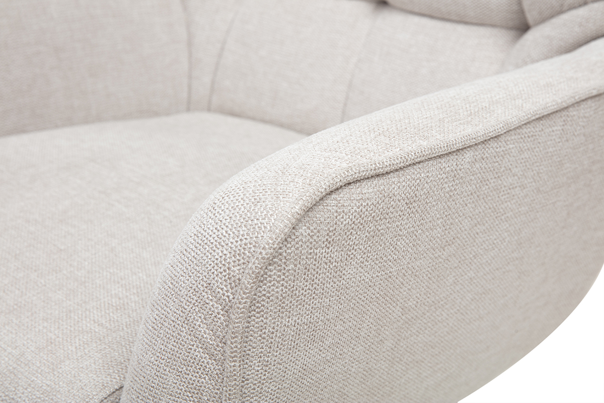 Gros plan sur un accoudoir de fauteuil en tissu effet velours textur beige.