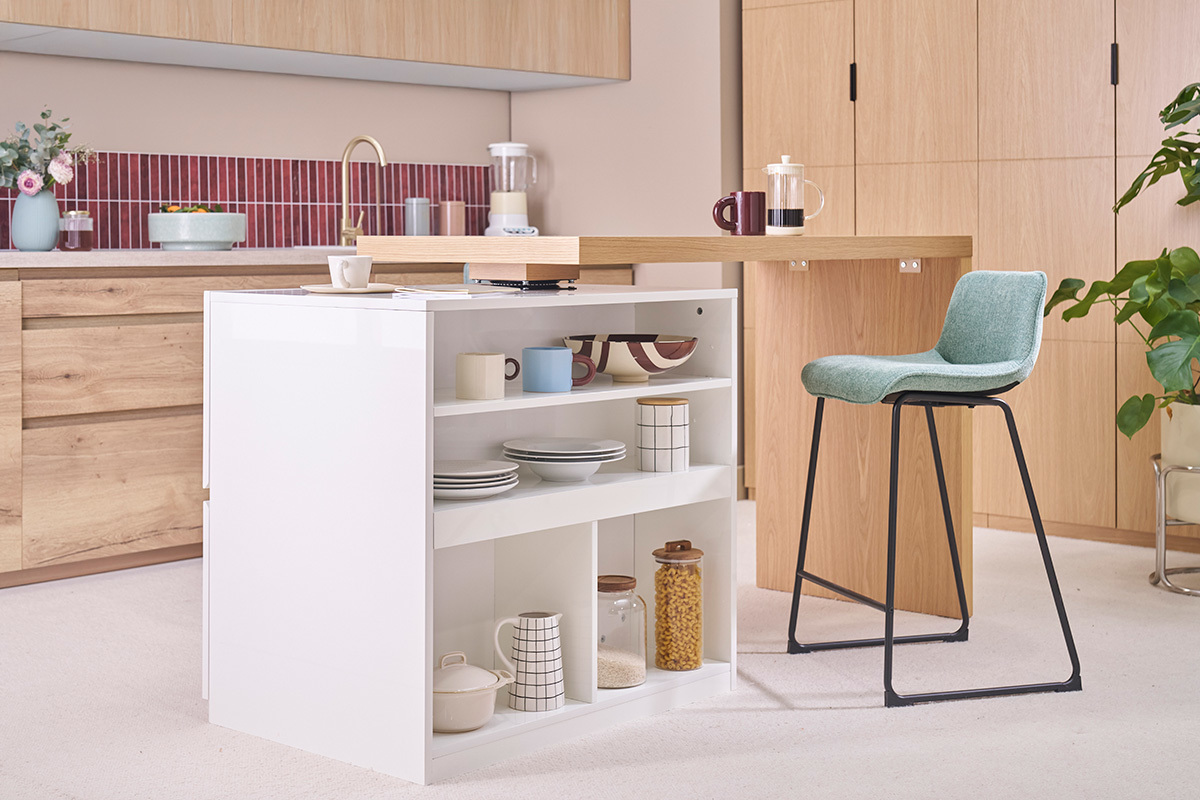 �lot-bar modulable blanc et bois ch�ne avec �tag�res, tabouret vert, cuisine en arri�re-plan.
