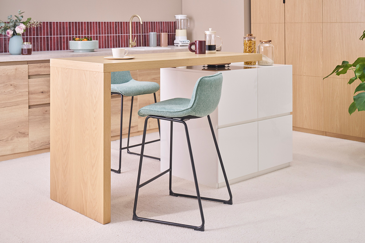 �lot de bar modulable blanc et bois, tabourets hauts verts, vue int�rieure.