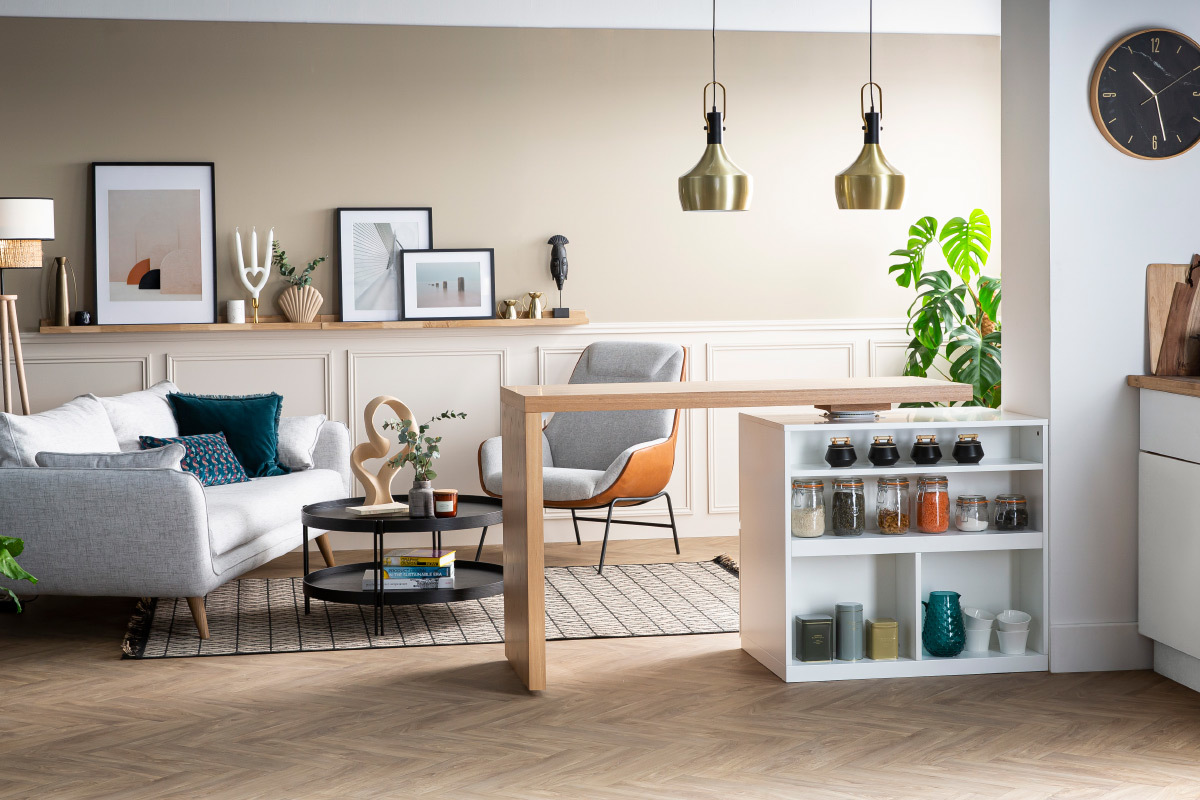�lot central modulable blanc et ch�ne dans un salon, avec rangements et jarres d'�pices.