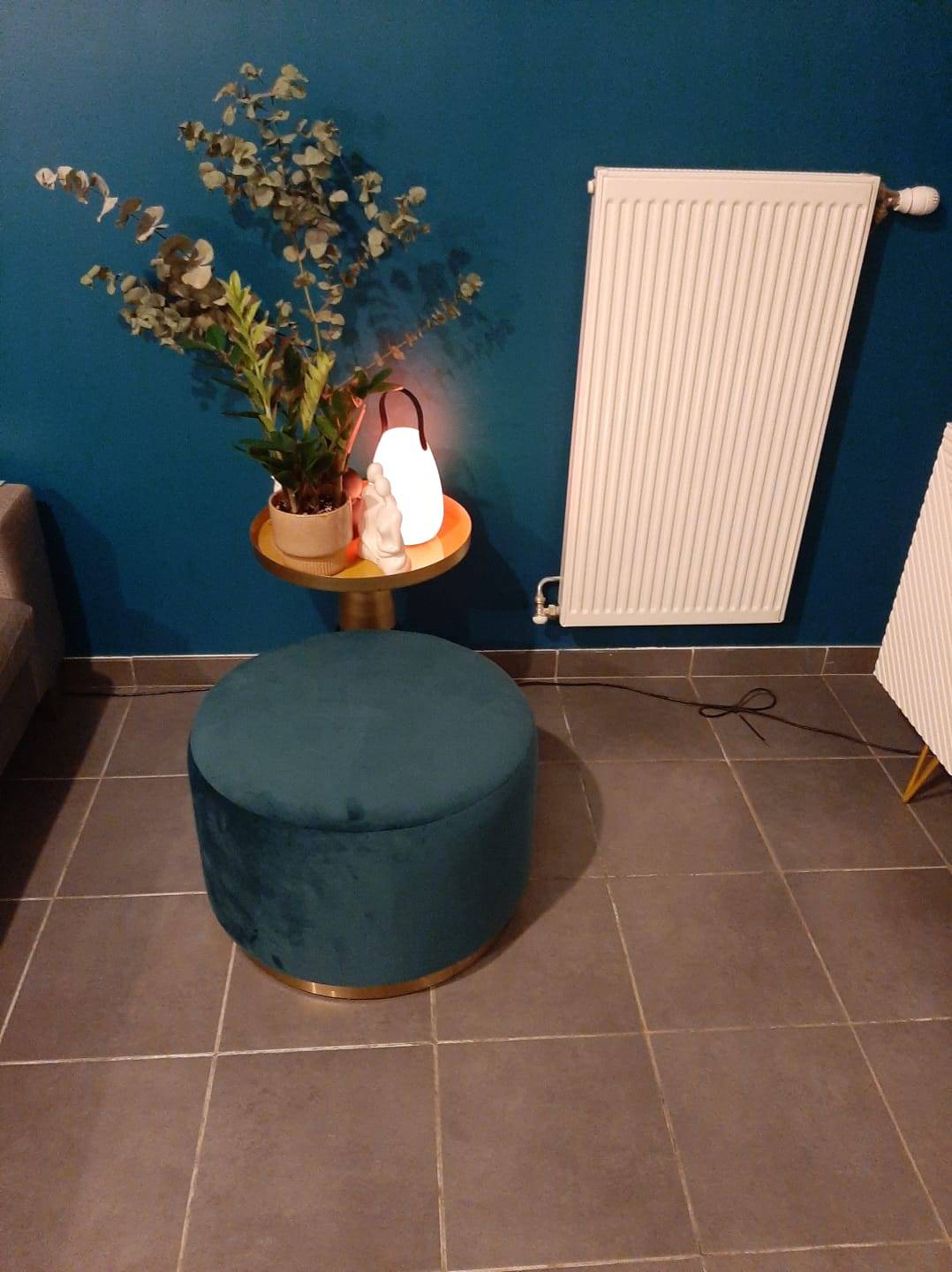 Pouf Rond Amaya En Velours Bleu Marine Avec Pied Métal Doré - Diamètre 40 Cm - Décoration Design Salon Chambre - 5