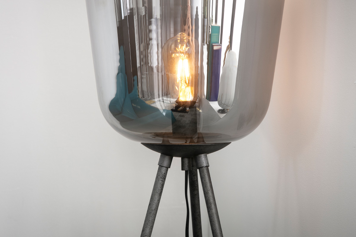 Lampadaire en m�tal finition argent ancien et globe en verre SMOKE