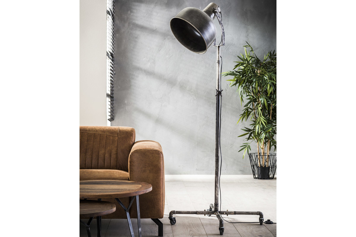 Lampadaire industriel � roulettes en m�tal vieilli WALKER