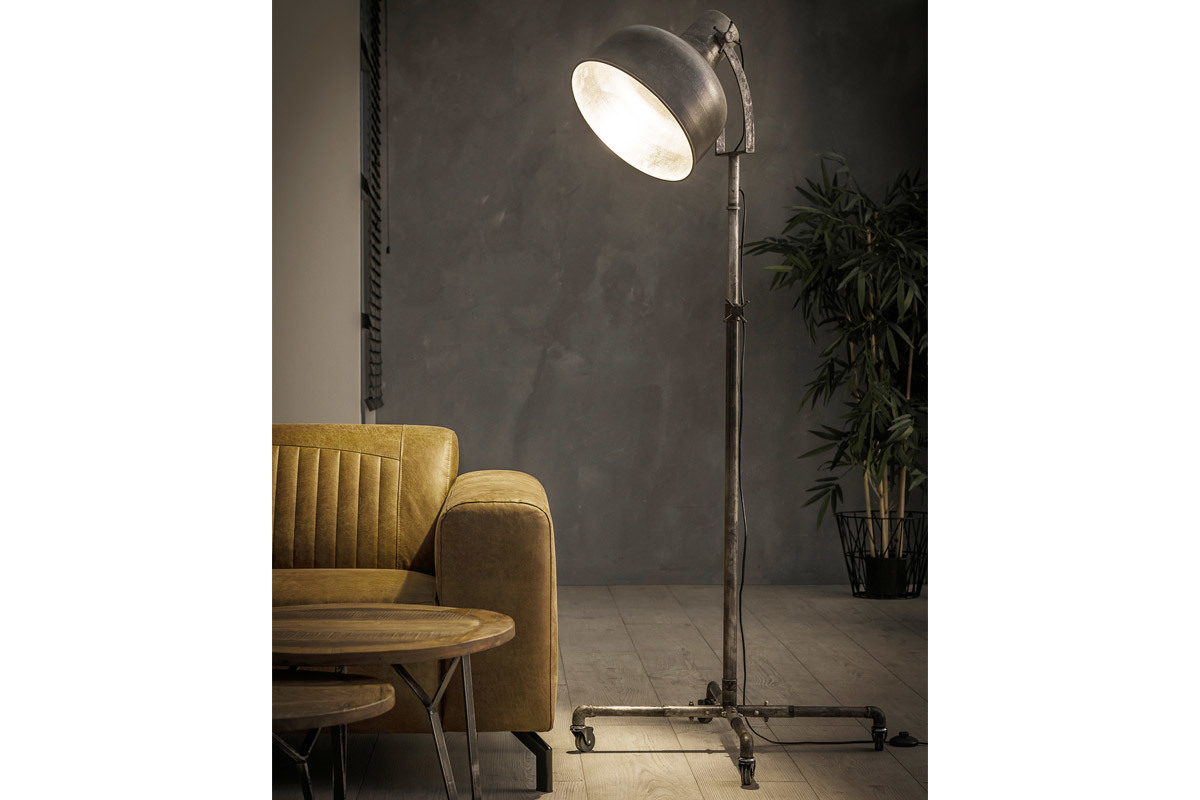 Lampadaire industriel � roulettes en m�tal vieilli WALKER