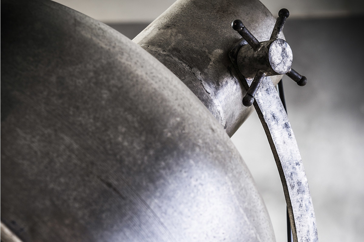 Lampadaire industriel � roulettes en m�tal vieilli WALKER