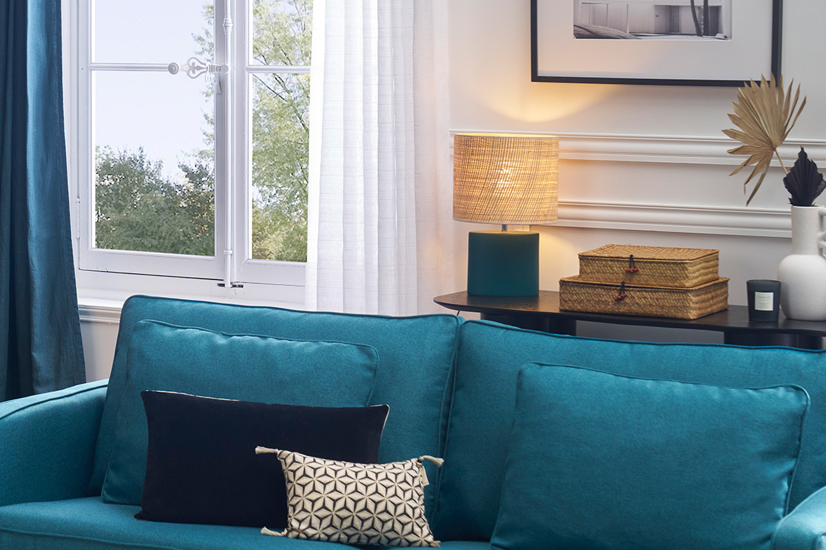 Lampe  poser en cramique bleu ptrole mat et abat-jour en raphia naturel H40 cm TIGA