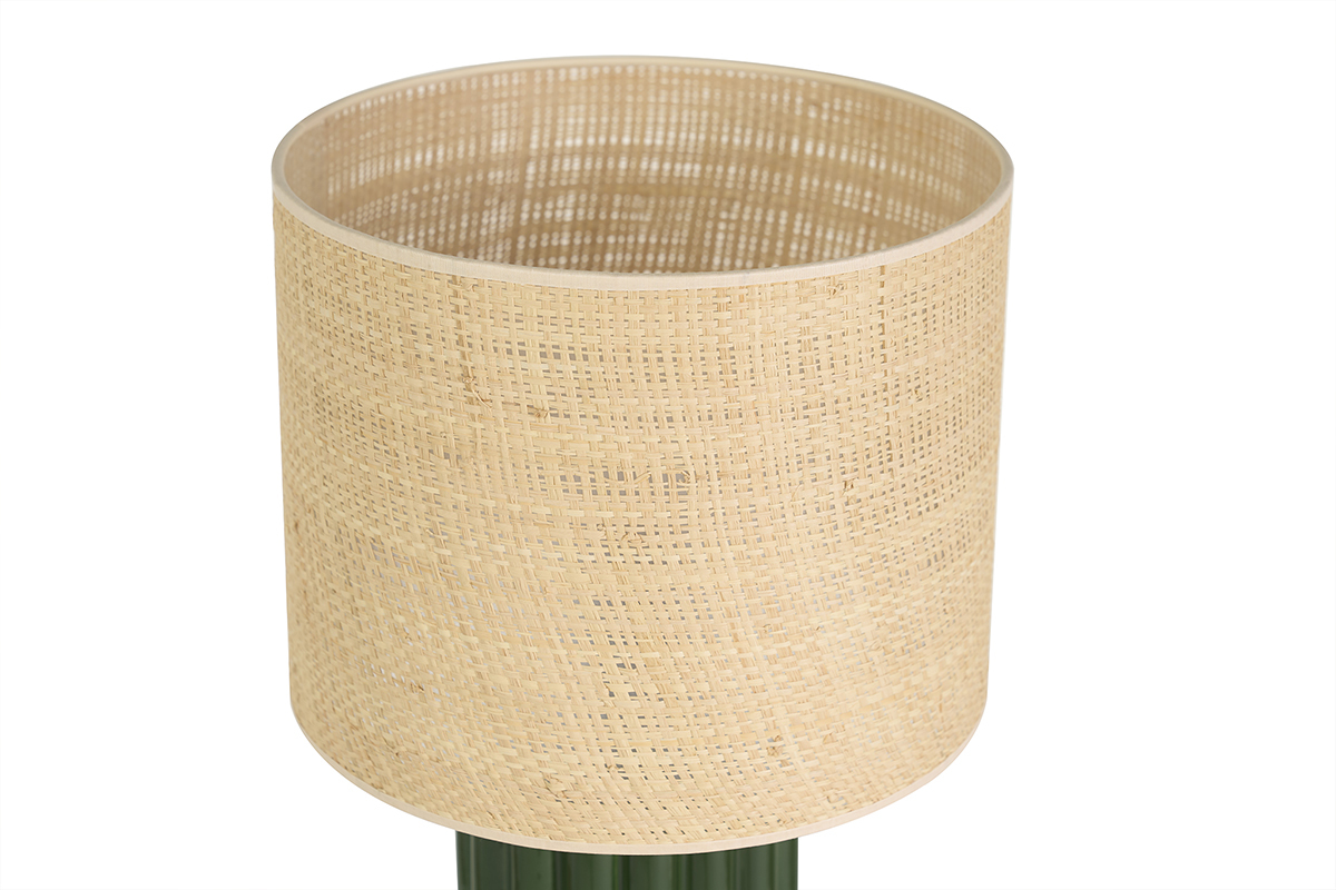 Lampe � poser en c�ramique �maill�e vert fonc� avec abat-jour en rabane, vue de pr�s.