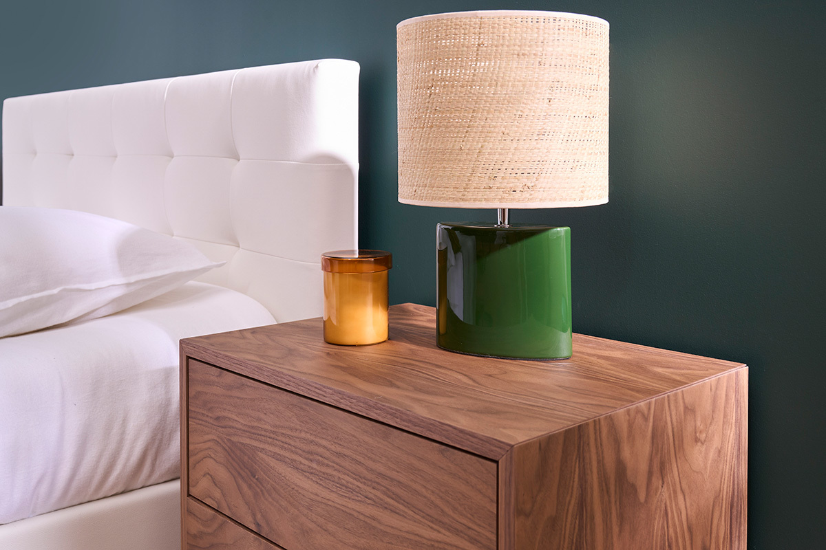 Lampe  poser en cramique vert fonc et abat-jour en raphia naturel H40 cm TIGA