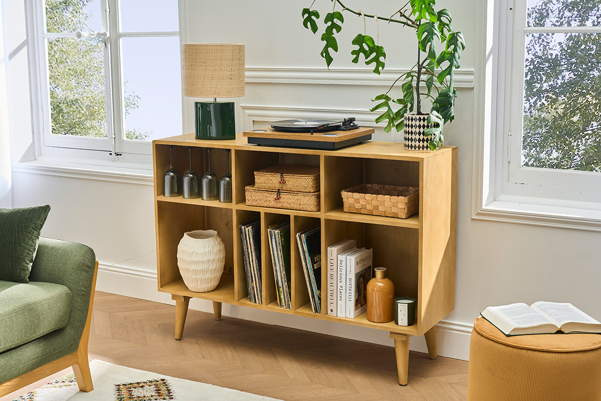 Lampe � poser en c�ramique vert fonc� avec abat-jour en raphia sur meuble de rangement, vue d'ensemble.