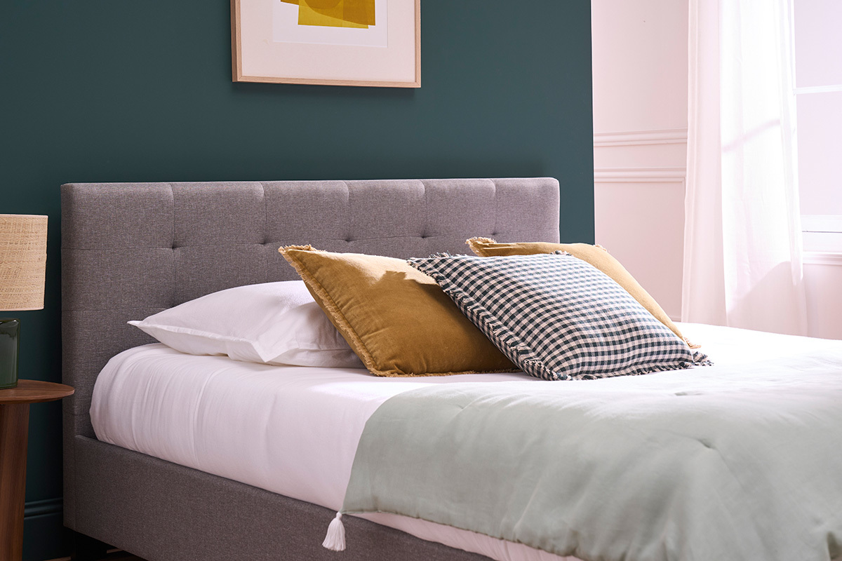 Lit 2 places 160x200 cm en tissu gris capitonn MARQUISE