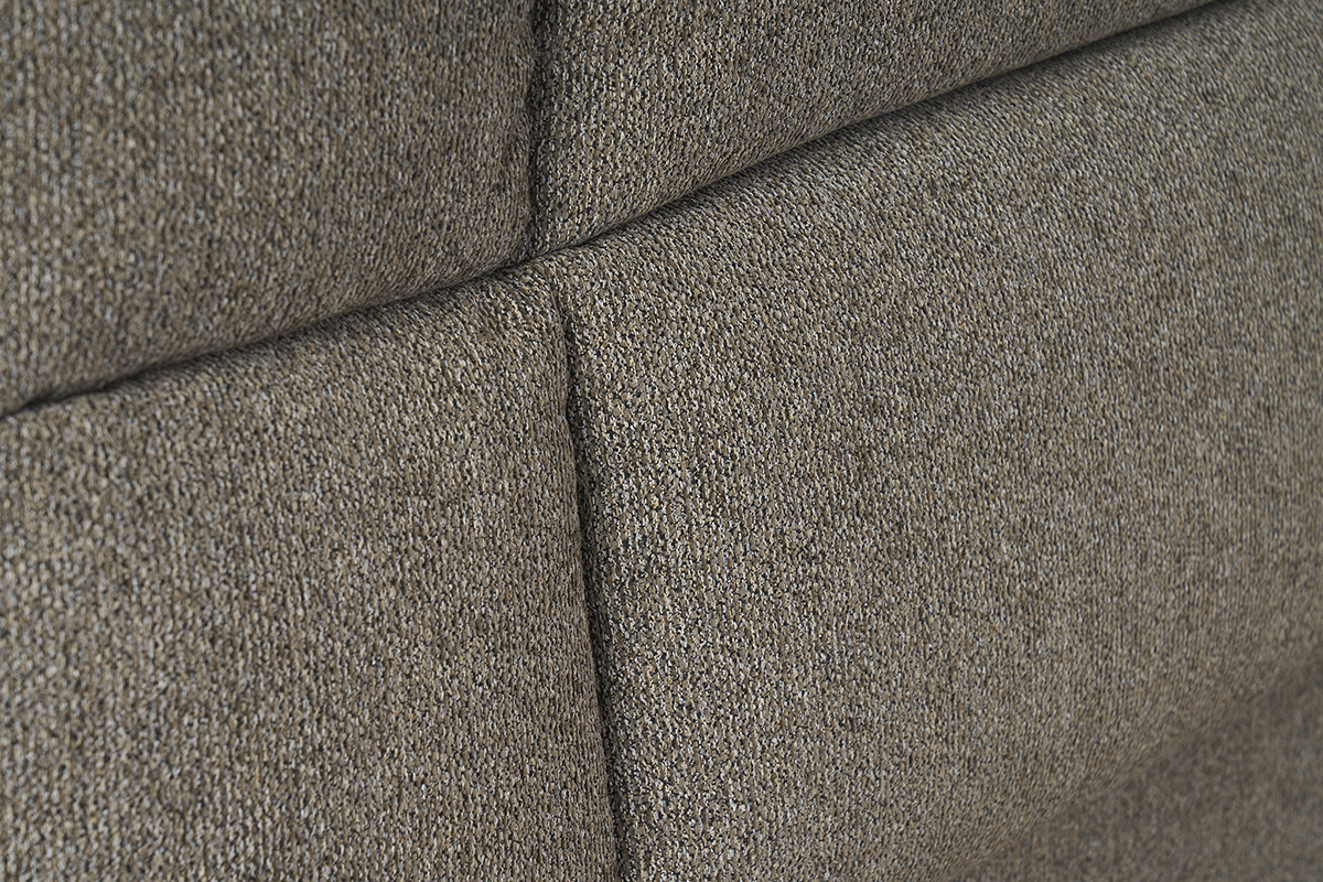 Gros plan du tissu textur taupe du lit coffre HONO, vue dtaille.