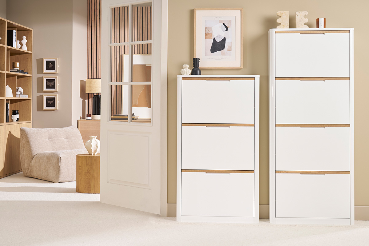 Deux meubles  chaussures blancs KIRK avec portes basculantes dans un intrieur moderne.