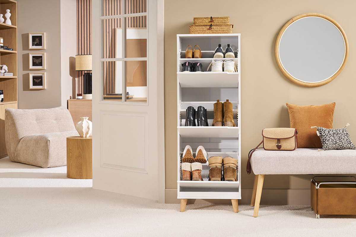 Meuble  chaussures blanc avec 3 casiers et pieds en chne, rempli de chaussures, dans un intrieur moderne.
