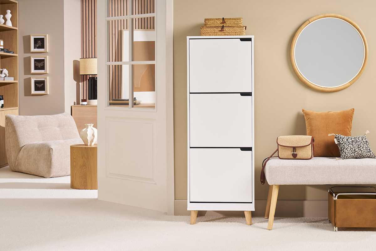 Meuble  chaussures blanc et bois 3 casiers dans un intrieur scandinave.