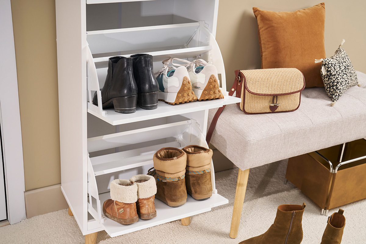 Meuble  chaussures MITRAA blanc avec chaussures, vue zoome.