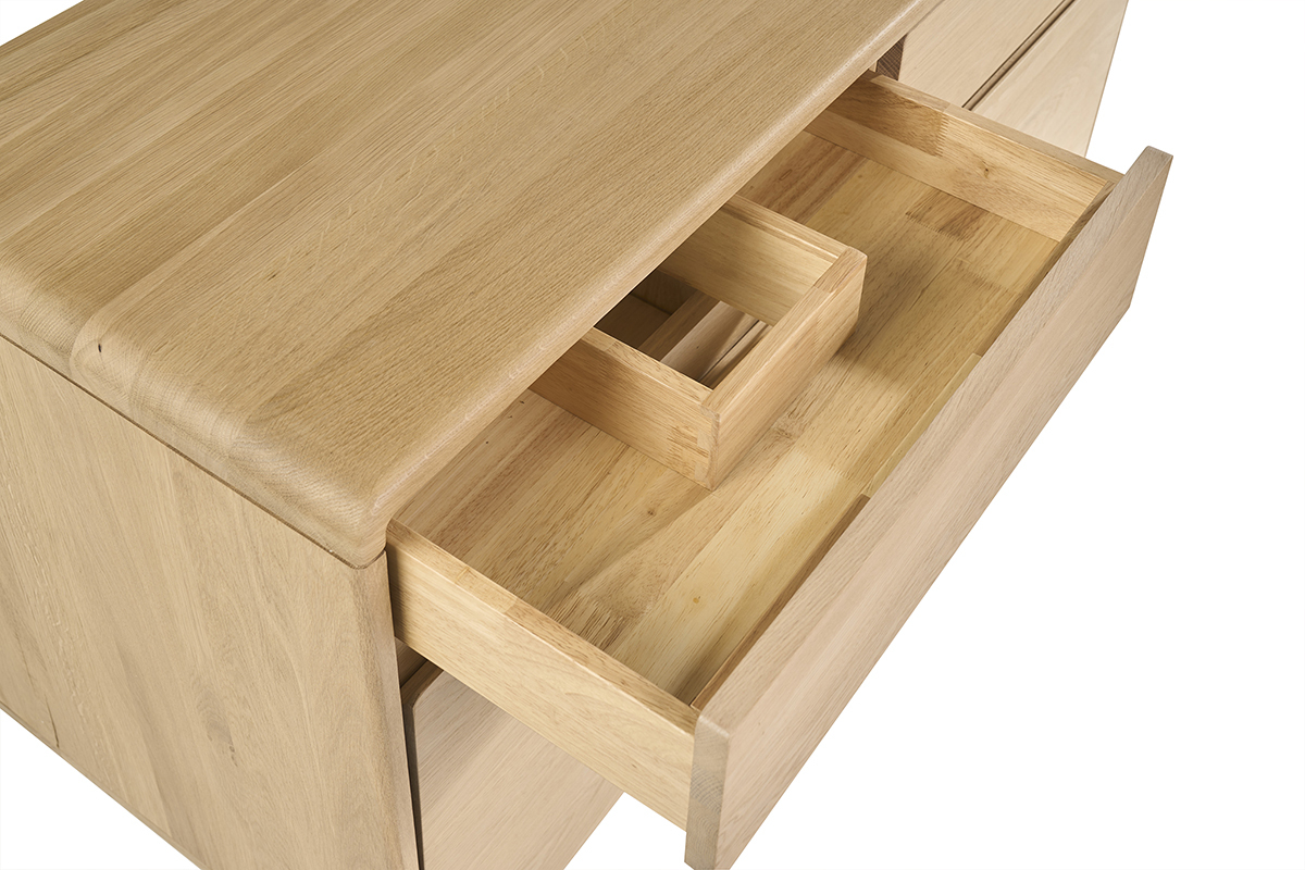 Vue de pr�s du meuble de salle de bain en bois ch�ne massif avec tiroirs ouverts