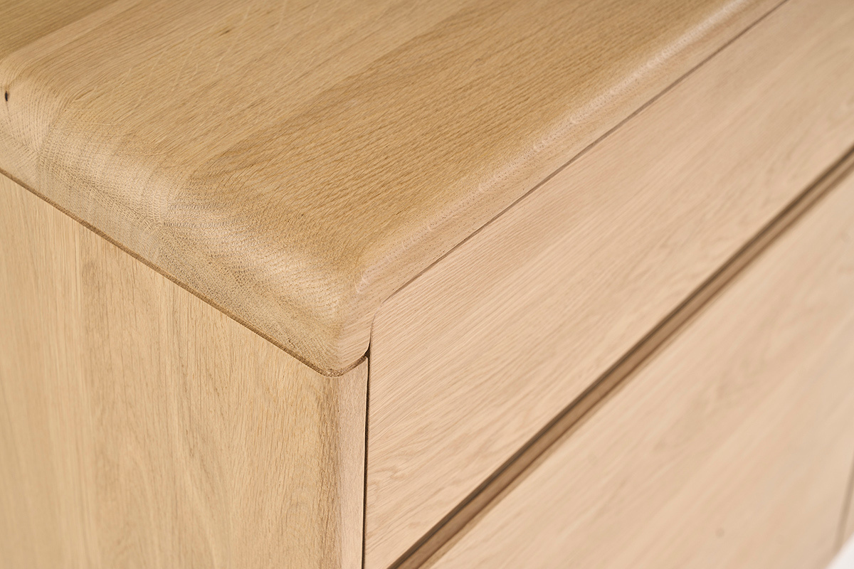 Vue rapproch�e du dessus du meuble de salle de bain en bois ch�ne massif ESTEBAN, lignes douces.