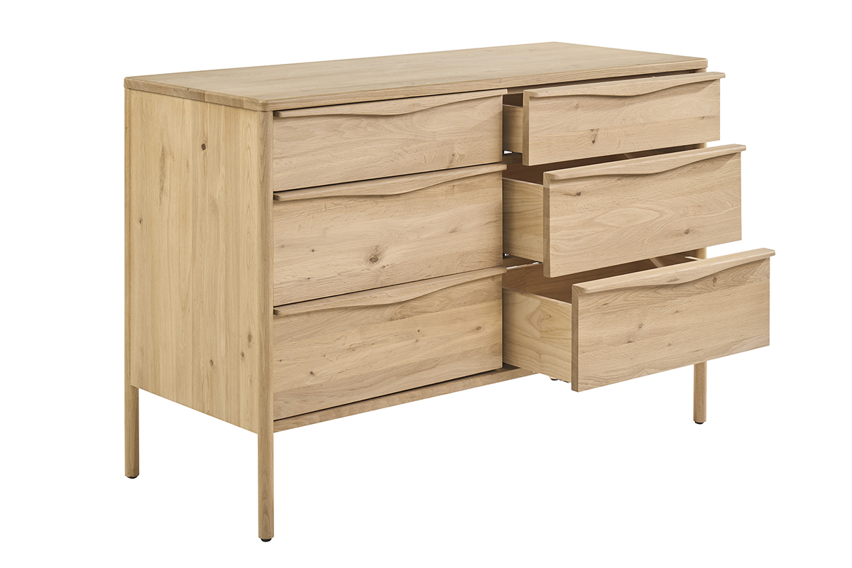 Meuble de salle de bain en bois ch�ne massif avec six tiroirs, vue de trois quarts.