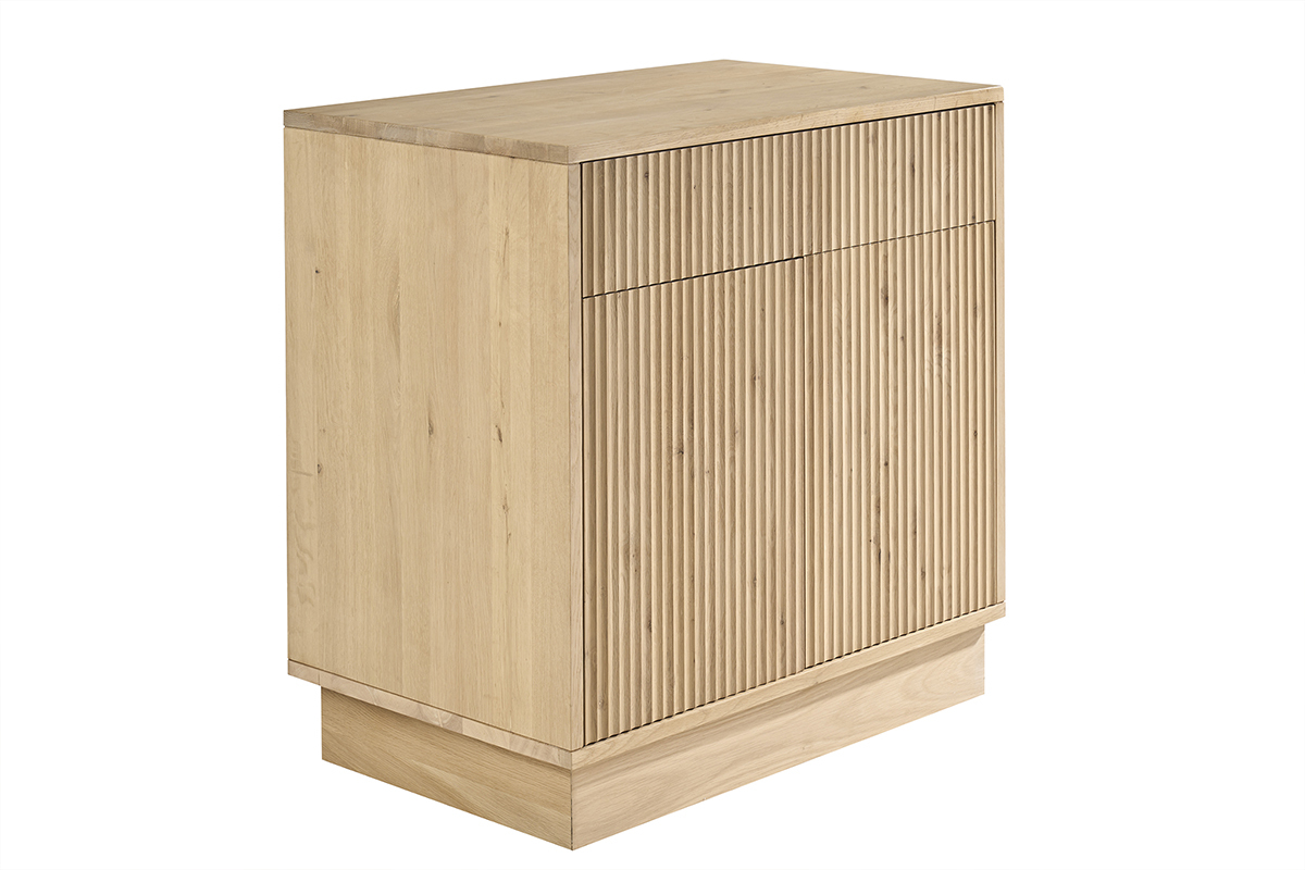 Meuble de salle de bain en bois ch�ne massif avec motif cannel�, vue de trois-quarts.