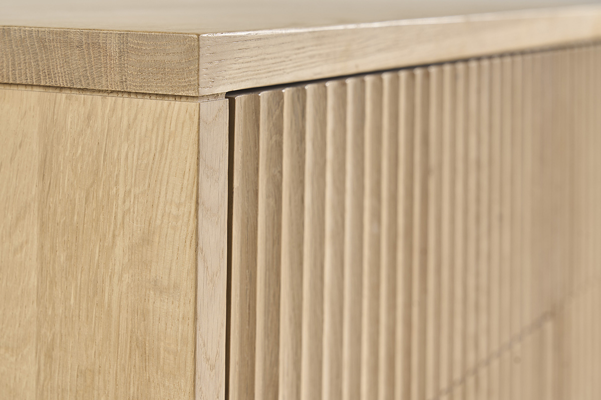 Vue rapproch�e du meuble de salle de bain en bois ch�ne massif ALISTAIR avec fa�ades cannel�es.