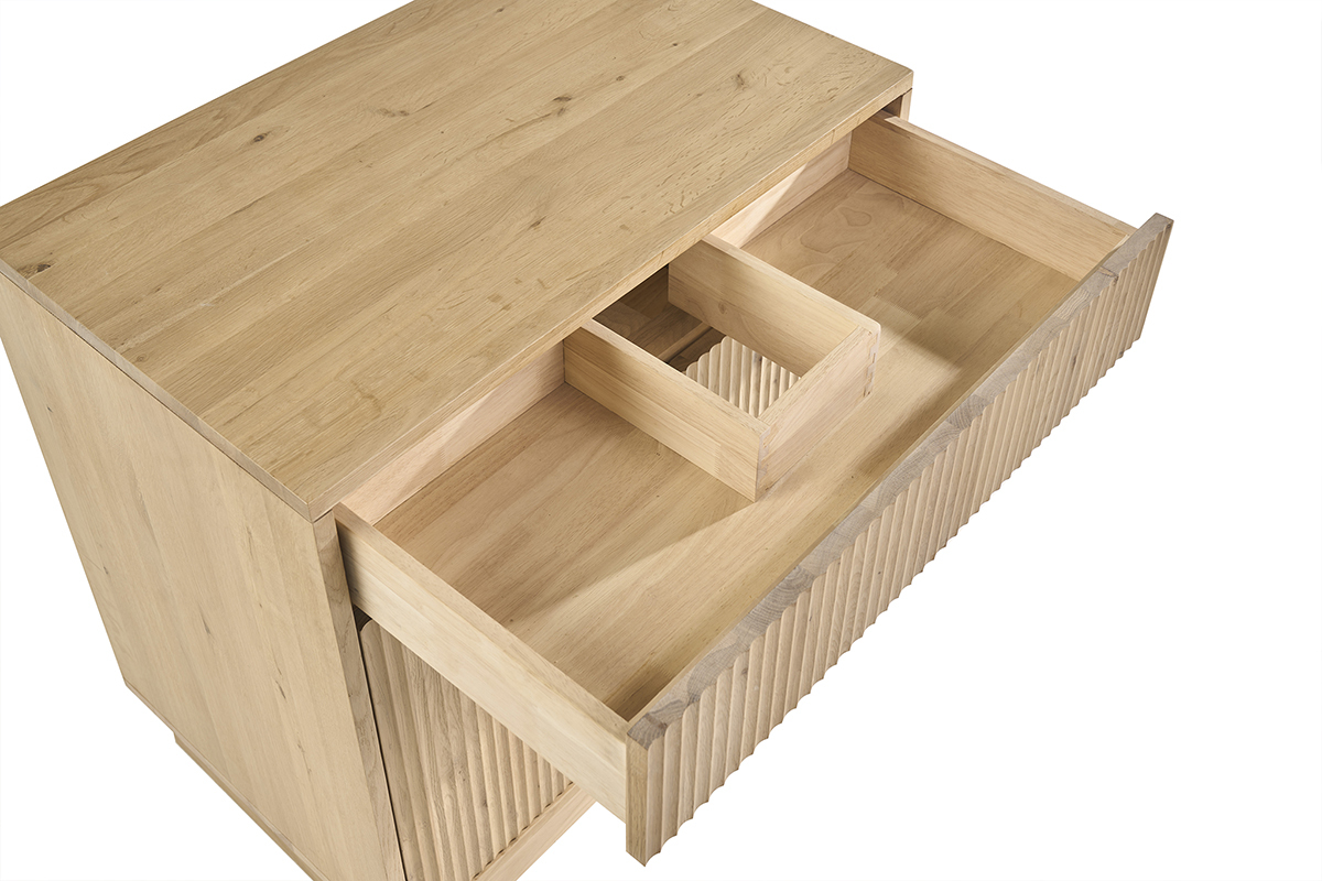 Meuble de salle de bain ALISTAIR en ch�ne massif, tiroir ouvert, vue de dessus.