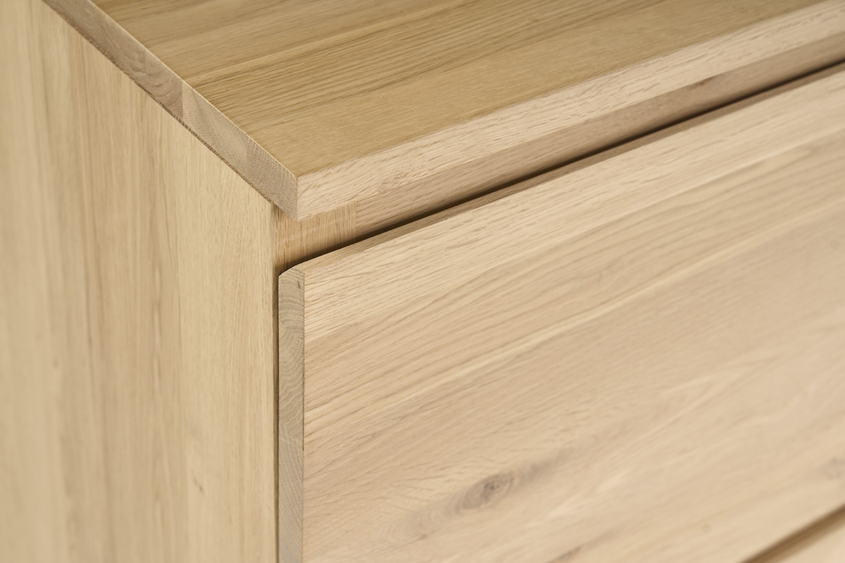 Vue rapproch�e du meuble de salle de bain en bois ch�ne massif, d�tails des tiroirs et plateau.