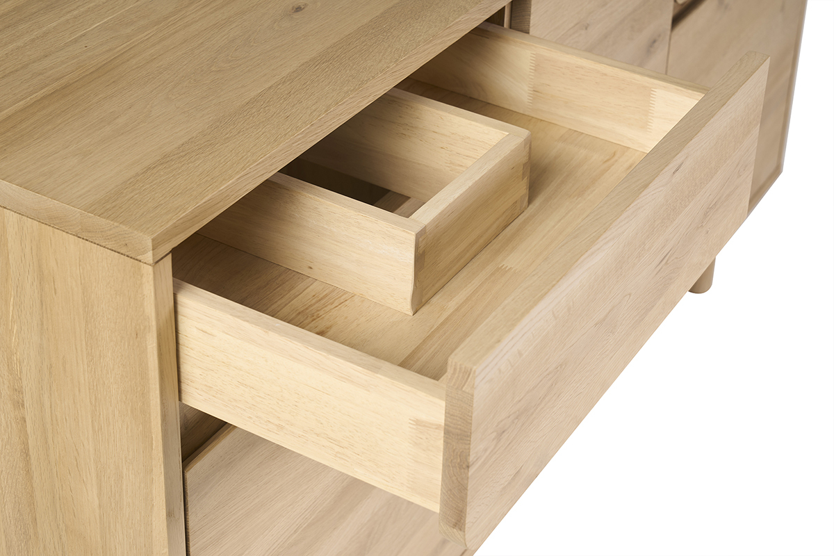 Meuble de salle de bain en ch�ne massif avec tiroirs ouverts, vue rapproch�e