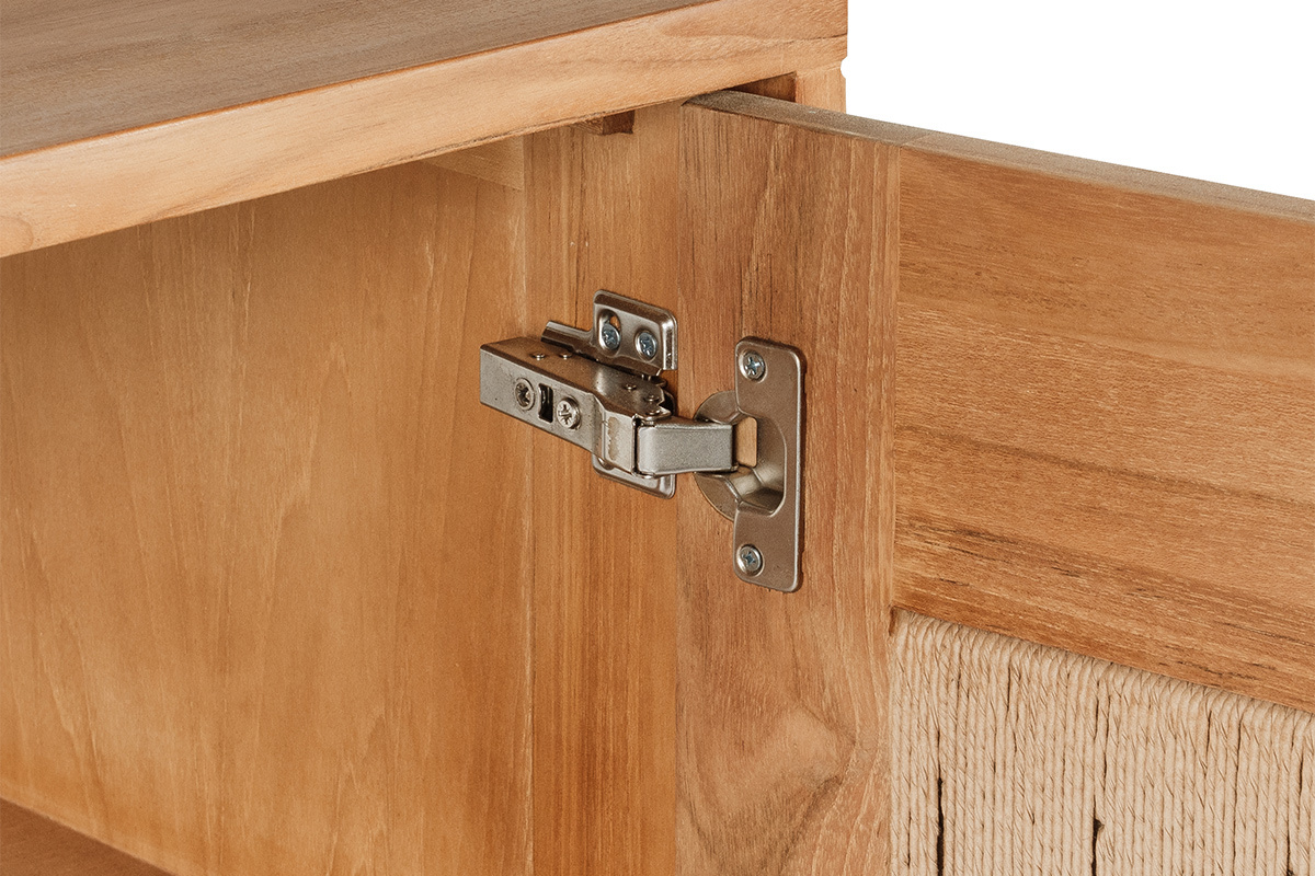 D�tail d'une charni�re m�tallique sur le meuble de salle de bain en bois teck MOSSA.
