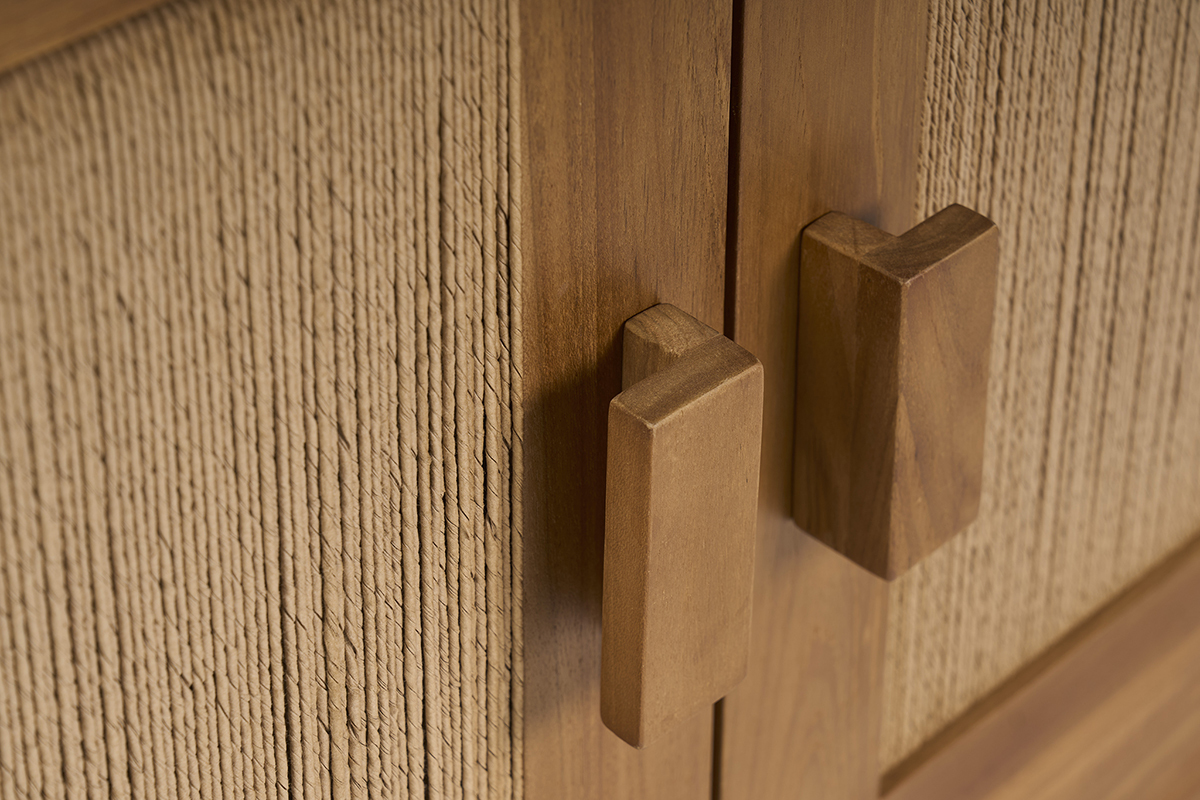 D�tail des poign�es sur le meuble de salle de bain en bois teck et corde tress�e.