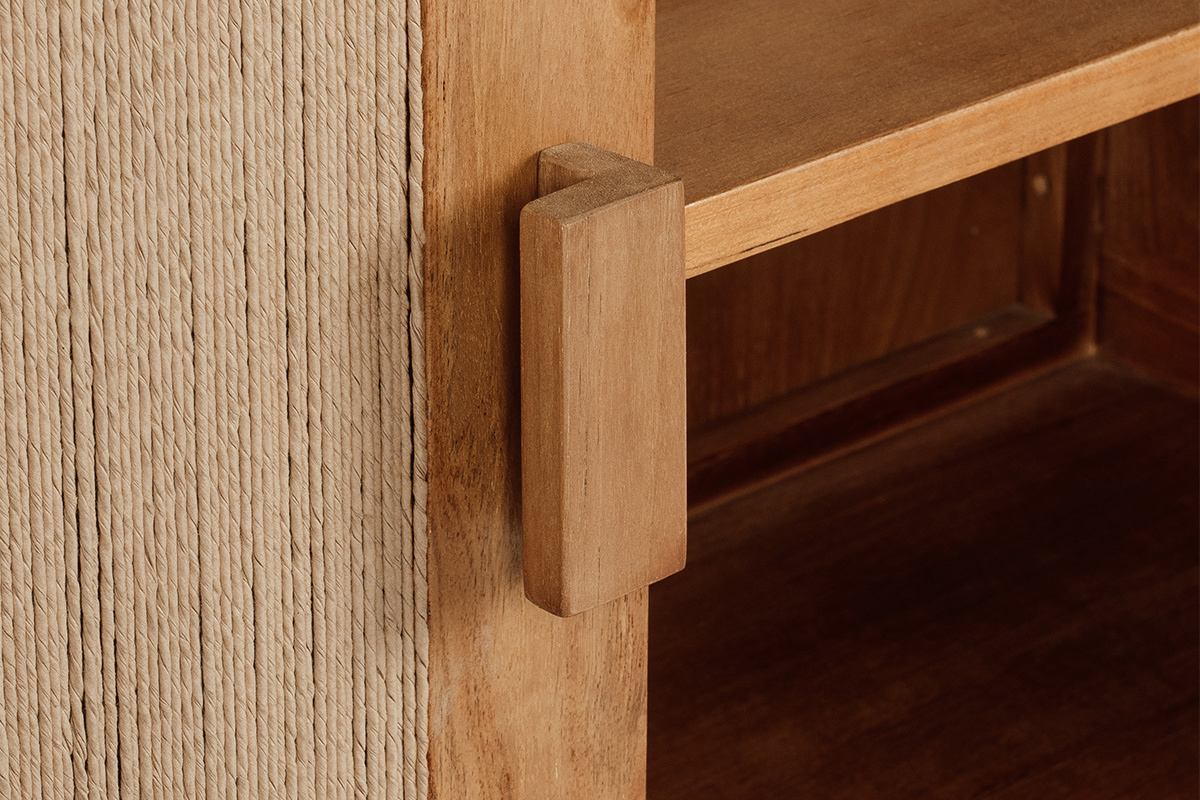 Gros plan sur la poign�e en bois du meuble de salle de bain MOSSA avec corde tress�e.
