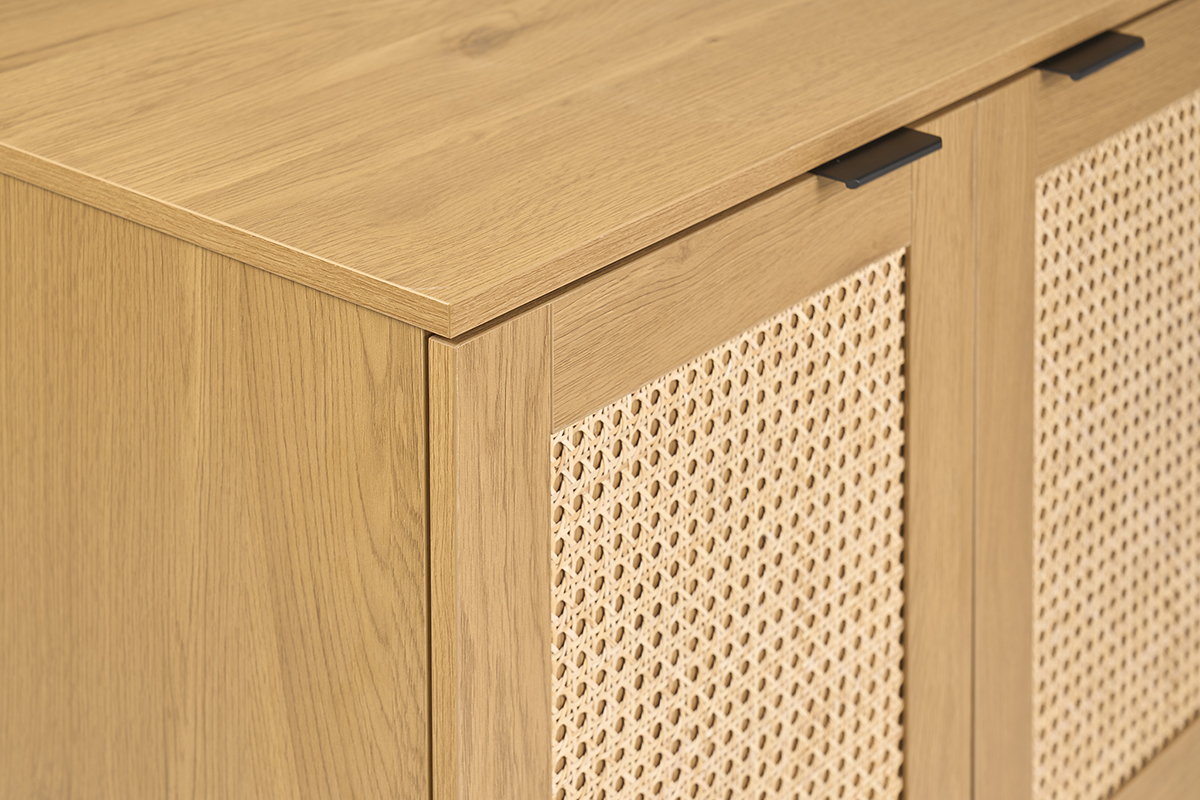 Meuble de salle de bain bois clair avec fa�ade en cannage rotin, vue rapproch�e des portes et du plateau.