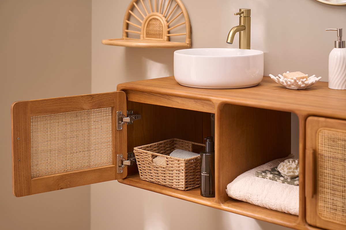 Meuble de salle de bain en teck avec un placard ouvert, vasque blanche et accessoires d�coratifs