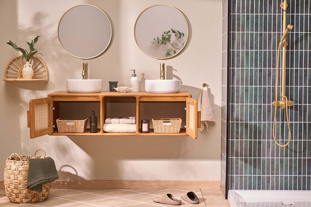 Meuble de salle de bain suspendu en teck massif et cannage rotin, avec deux placards et niche ouverte.