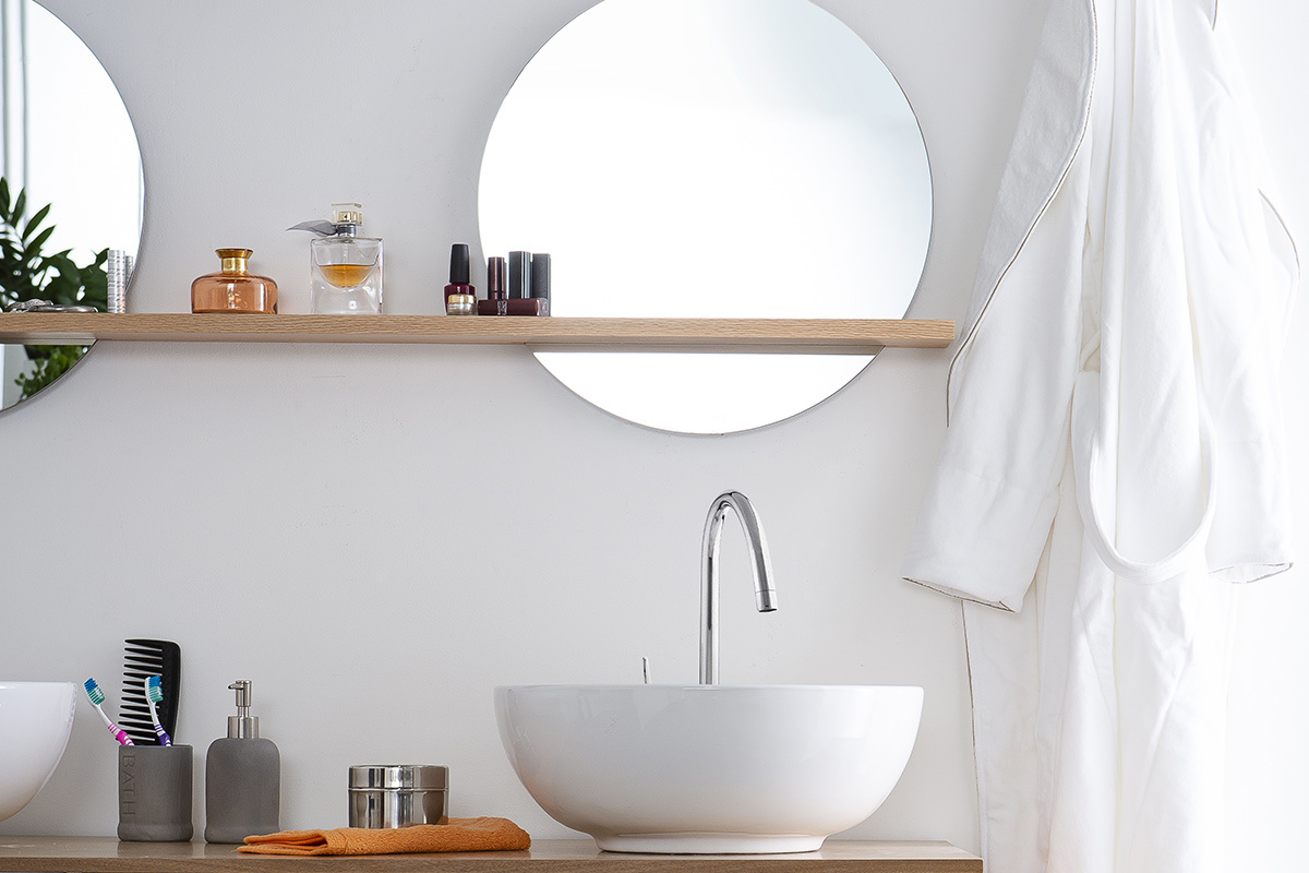 Meuble de salle de bains avec double vasque, rangements et miroir ch�ne et blanc TOTEM