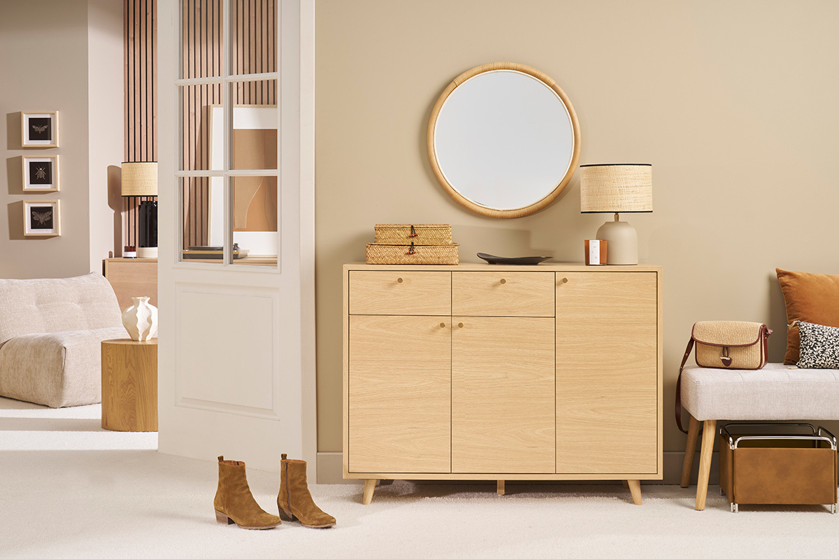 Meuble d'entre bois clair avec miroir et lampe au dessus, vue de face.