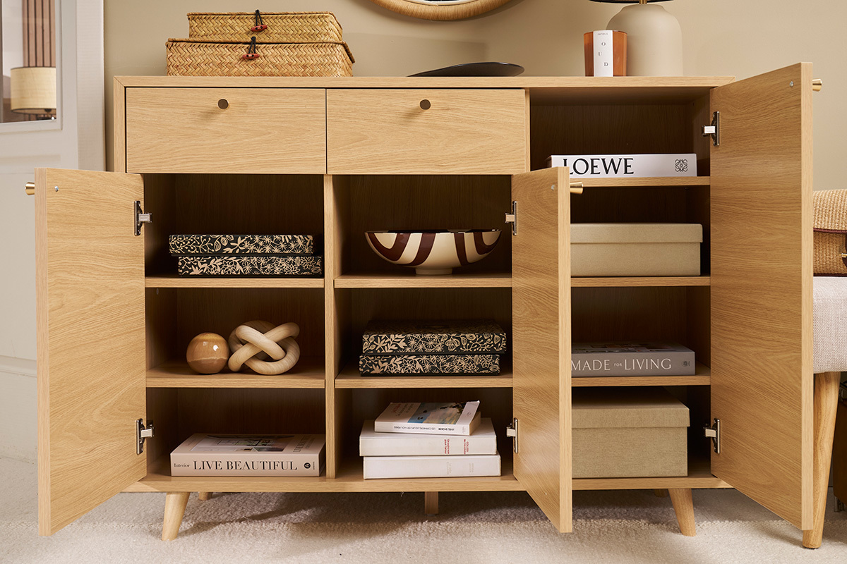 Meuble d'entre en bois clair avec portes ouvertes, vue de face, objets de dcoration  l'intrieur.