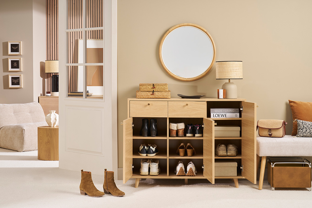 Meuble d'entre bois clair et mtal dor avec portes ouvertes, chaussures et accessoires exposs, vue de face.