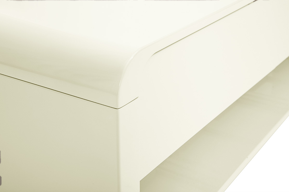 Coin arrondi d'un meuble TV beige brillant avec tiroir visible.