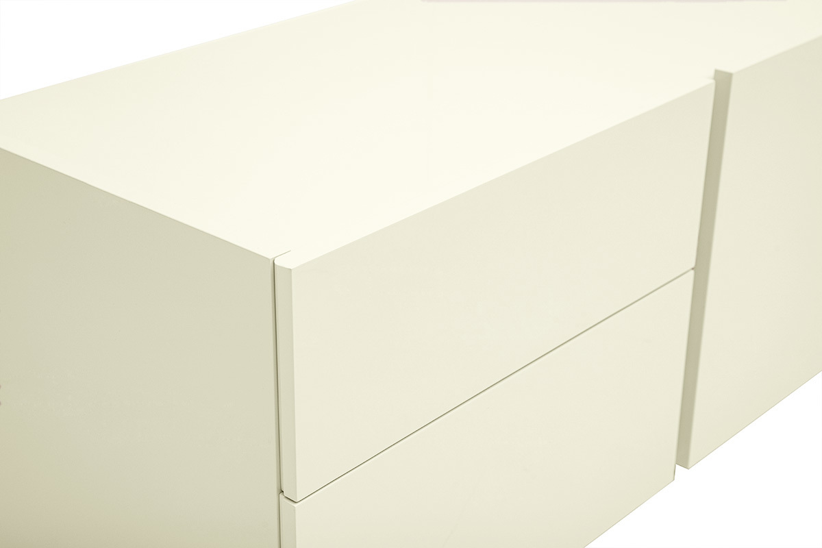 Meuble TV beige laqu� brillant avec rangements, vue d'angle.