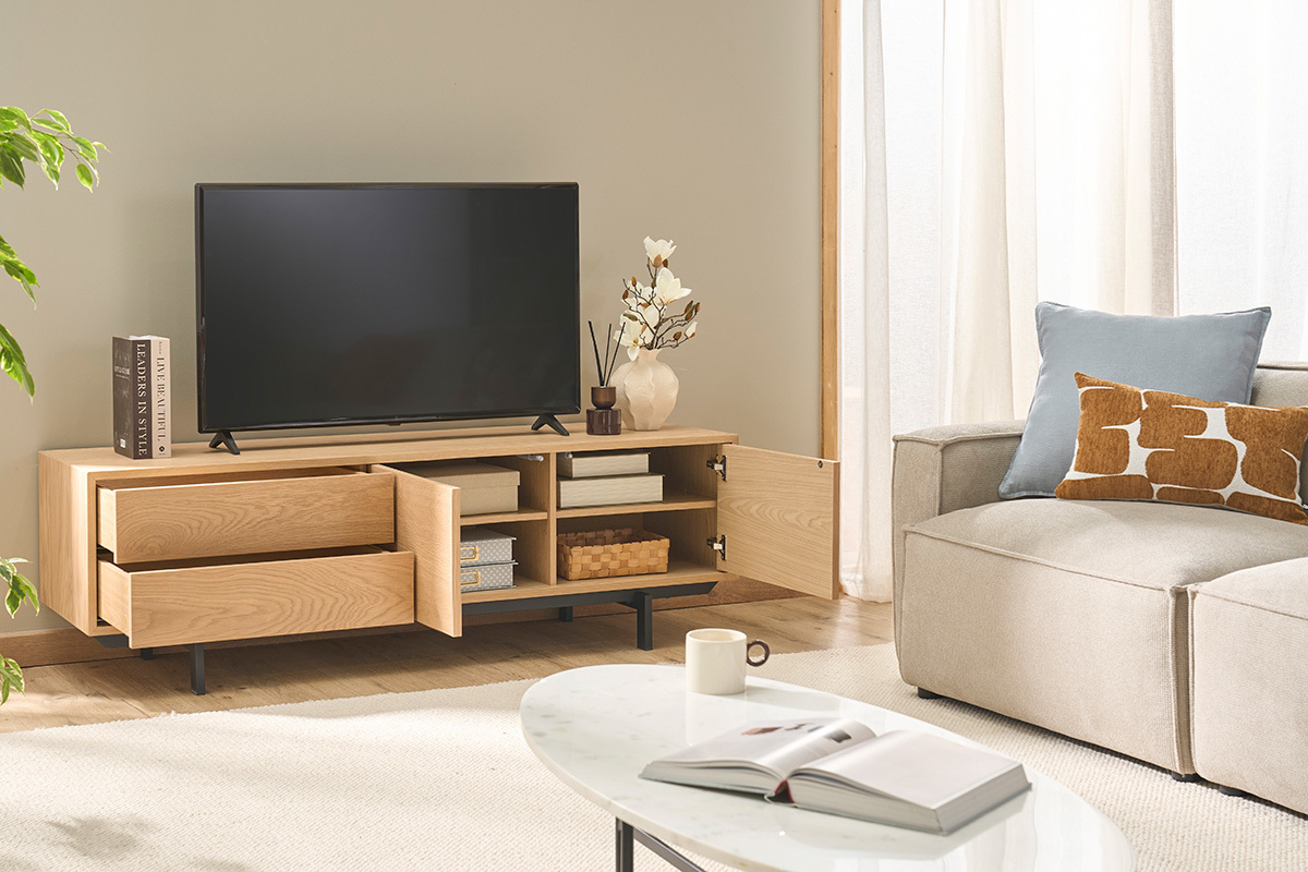 Meuble TV MANNY en bois ch�ne avec rangements ferm�s, vue de face, deux tiroirs et �tag�res visibles.