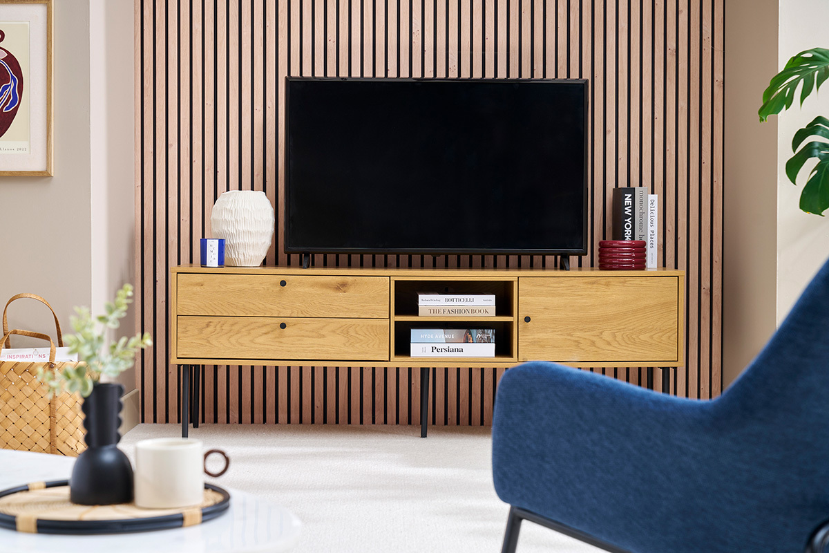 Meuble TV en bois clair et mtal noir, vue de face avec dcoration autour.