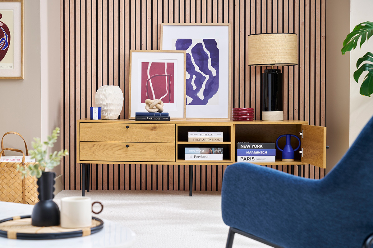 Meuble TV bois clair et mtal noir avec dco, tiroir et porte ouverts, vue frontale.